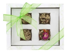 Biały zestaw herbat w ozdobnym kartoniku